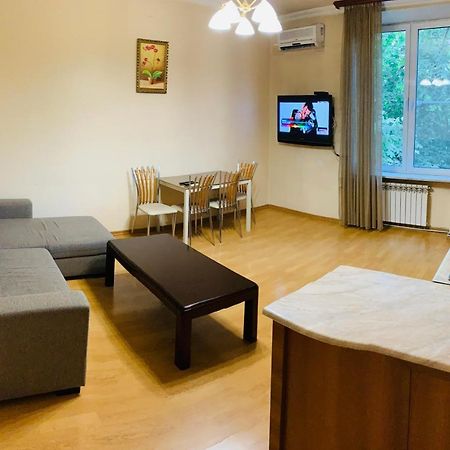 City Center Apartment On Sayat Nova Street Jerevan Exteriör bild