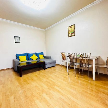 City Center Apartment On Sayat Nova Street Jerevan Exteriör bild