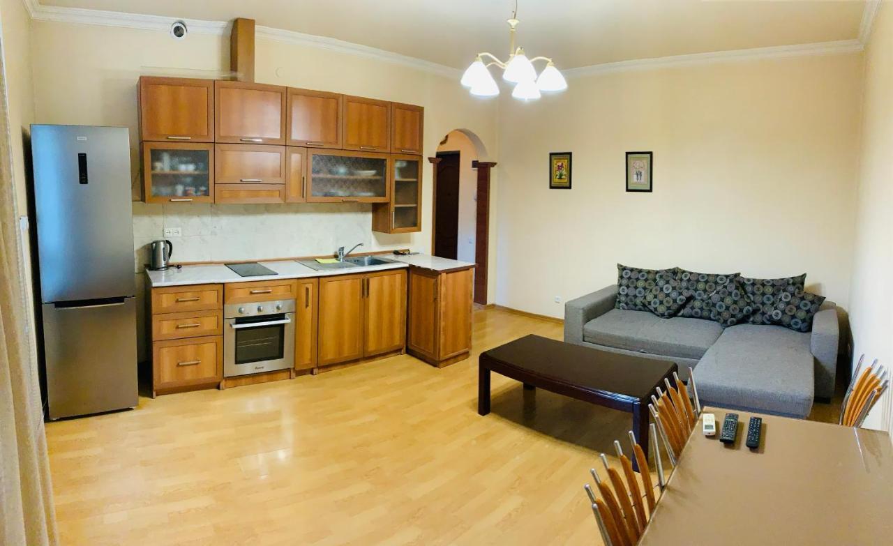 City Center Apartment On Sayat Nova Street Jerevan Exteriör bild