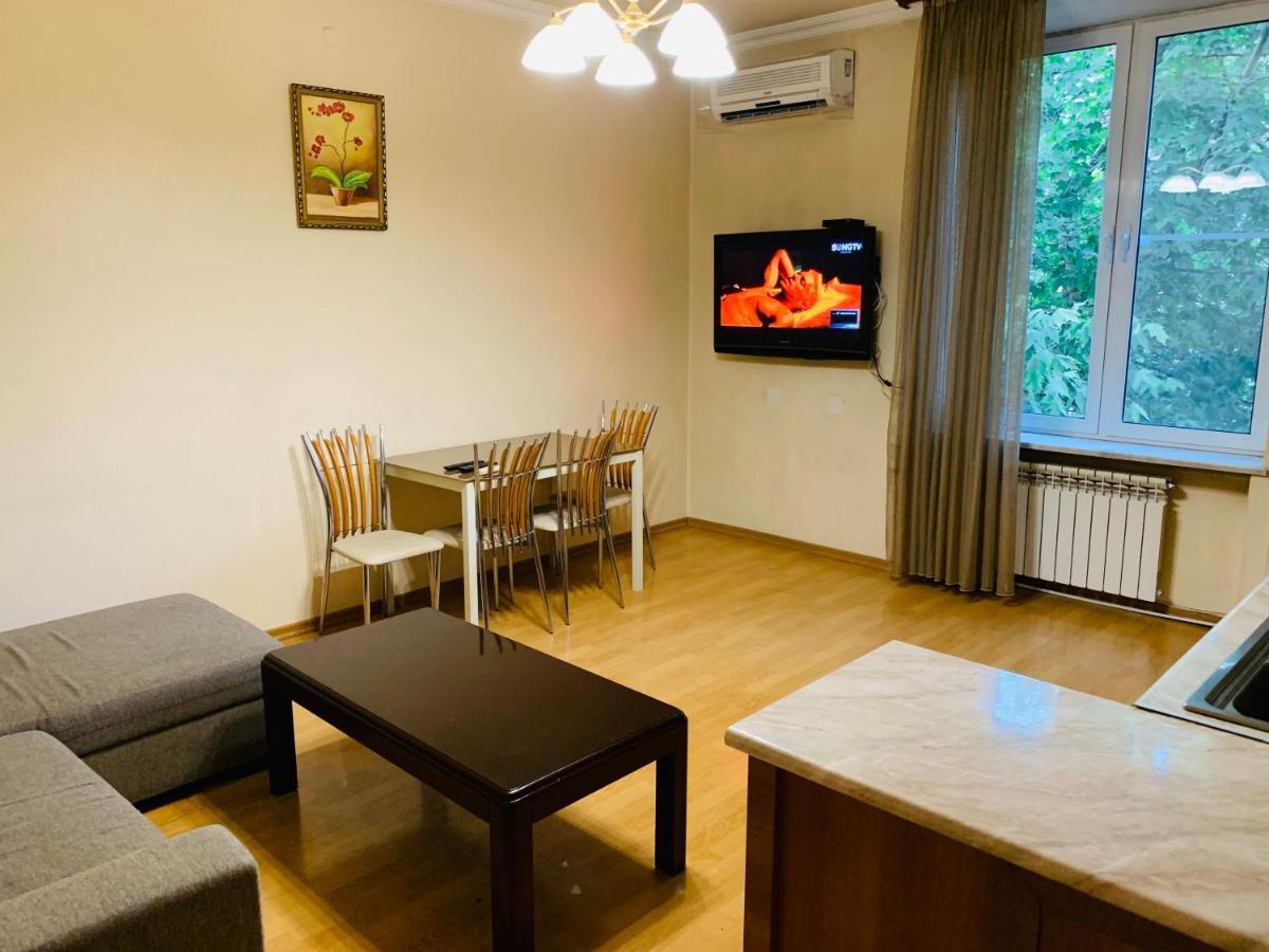City Center Apartment On Sayat Nova Street Jerevan Exteriör bild