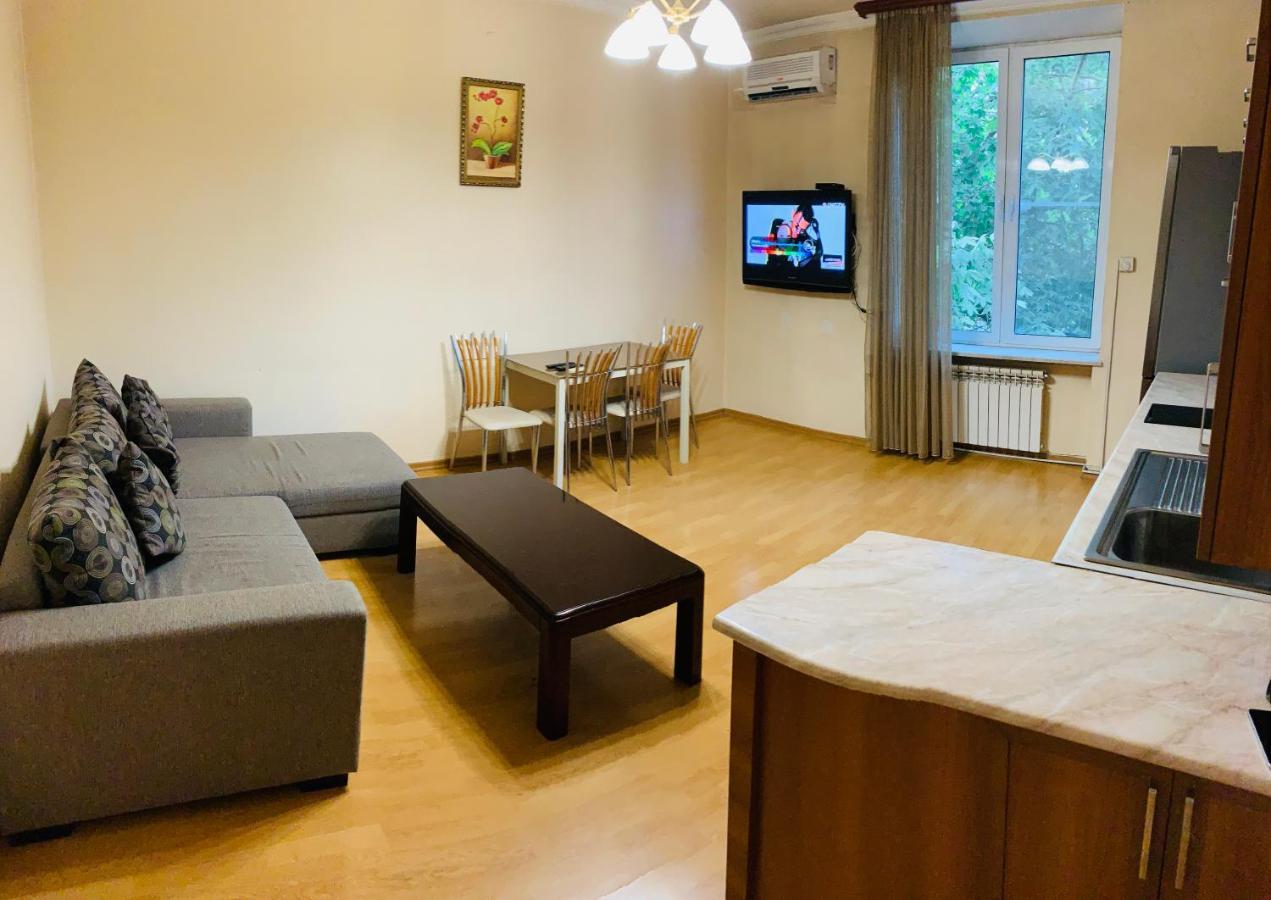 City Center Apartment On Sayat Nova Street Jerevan Exteriör bild