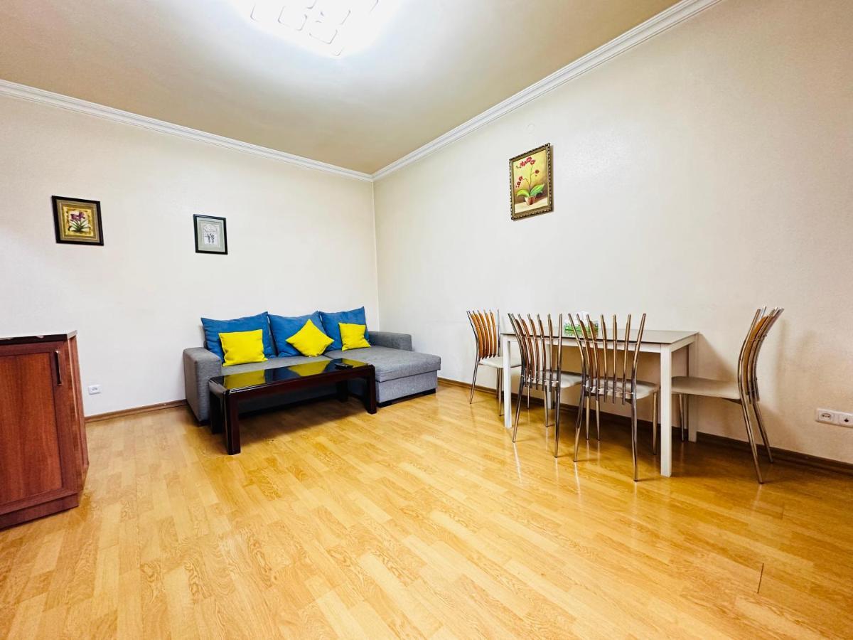 City Center Apartment On Sayat Nova Street Jerevan Exteriör bild