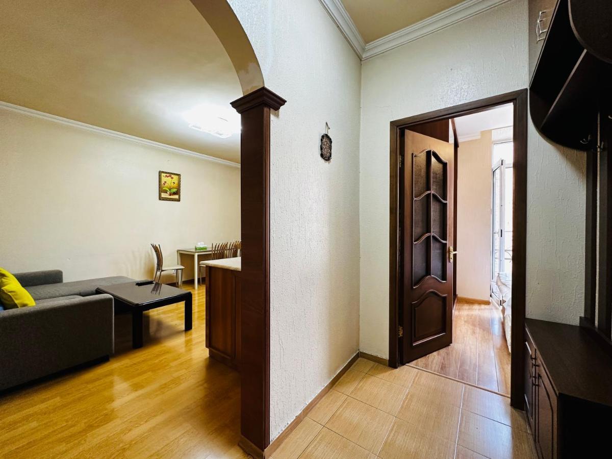 City Center Apartment On Sayat Nova Street Jerevan Exteriör bild